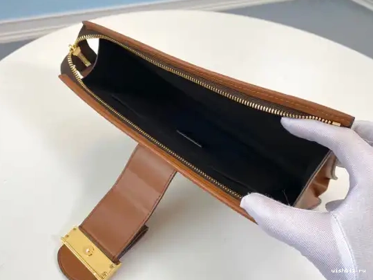 WIS CHANELUTCH VUITTON LOUIS 0525